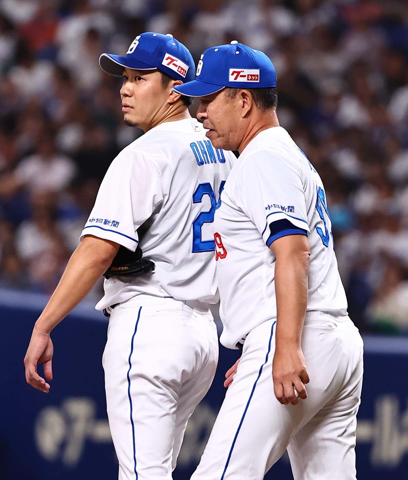 中日対巨人　井上監督（右）は大野に交代を告げる（撮影・上田博志）