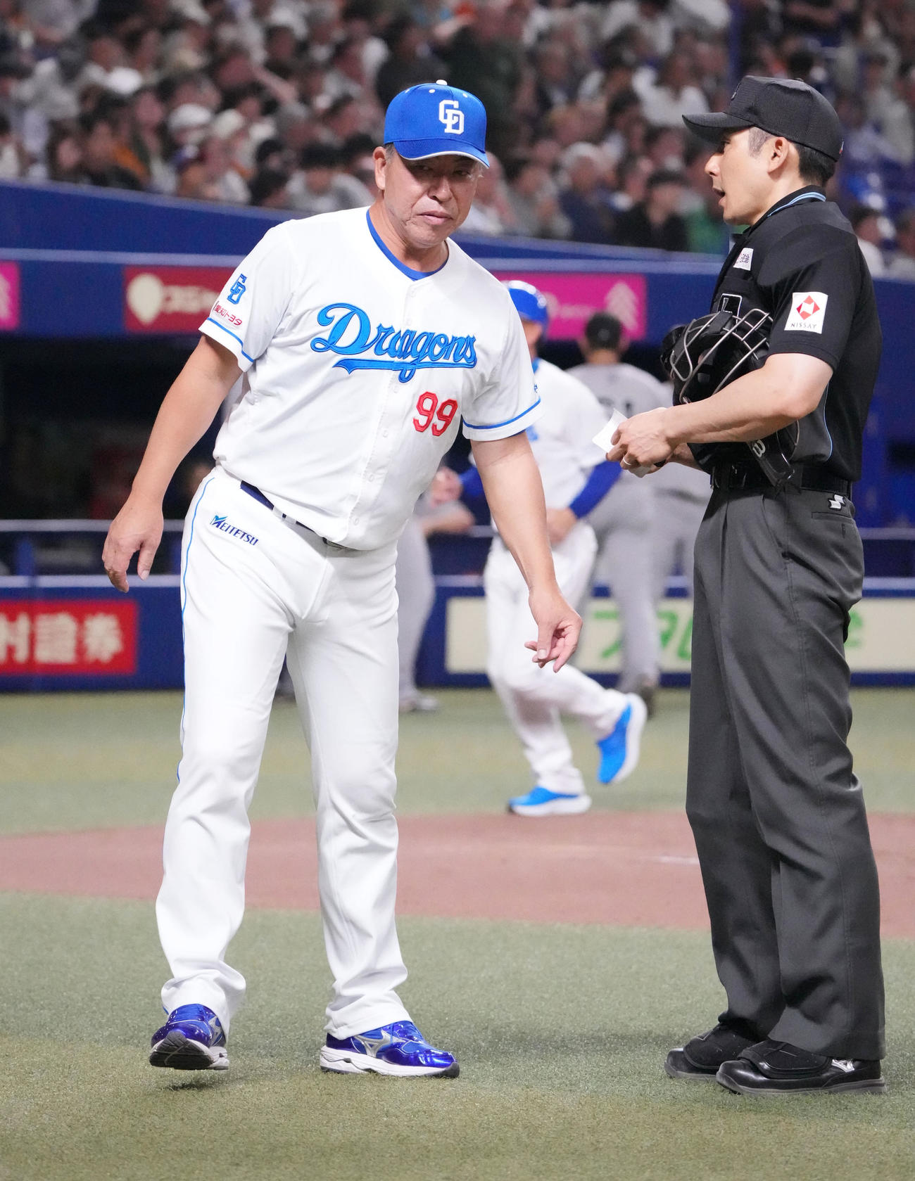 中日対巨人　6回終了、井上監督（左）は選手交代を告げる（撮影・森本幸一）