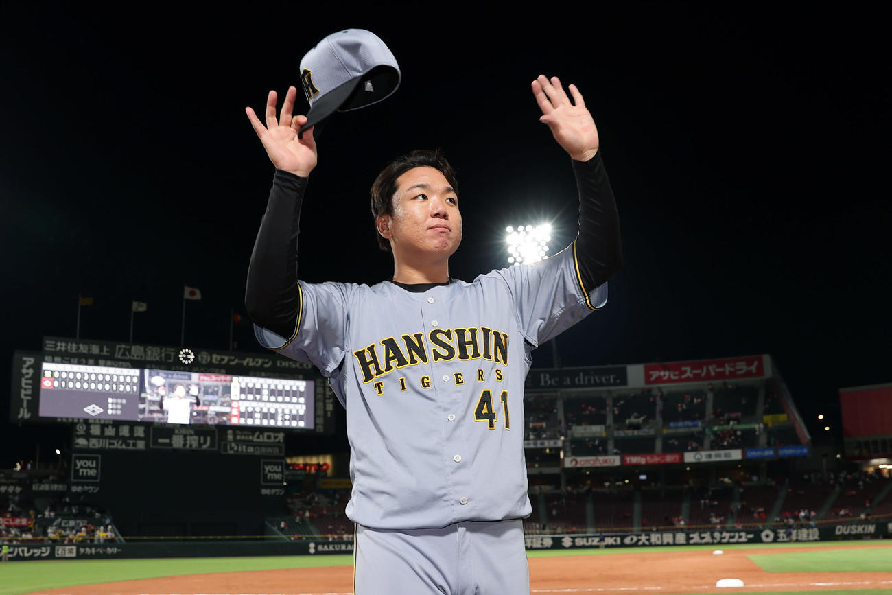 広島対阪神　広島に勝利し、スタンドのファンに手を振る阪神村上（撮影・前田充）