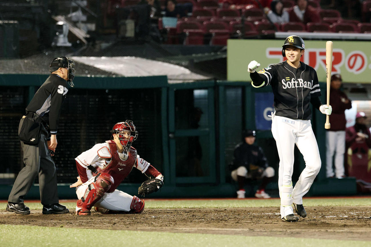 楽天対ソフトバンク　8回表ソフトバンク2死満塁、押しだし四球を選びガッツポーズする川瀬（撮影・宮地輝）