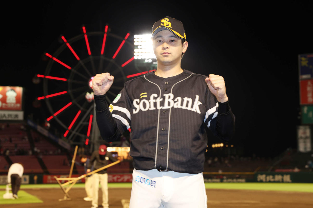 楽天対ソフトバンク　勝利しガッツポーズするソフトバンク川瀬（撮影・宮地輝）
