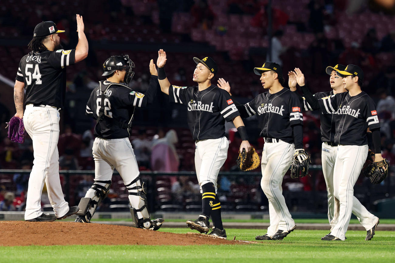 楽天対ソフトバンク　勝利のタッチを交わすソフトバンクの選手たち（撮影・宮地輝）