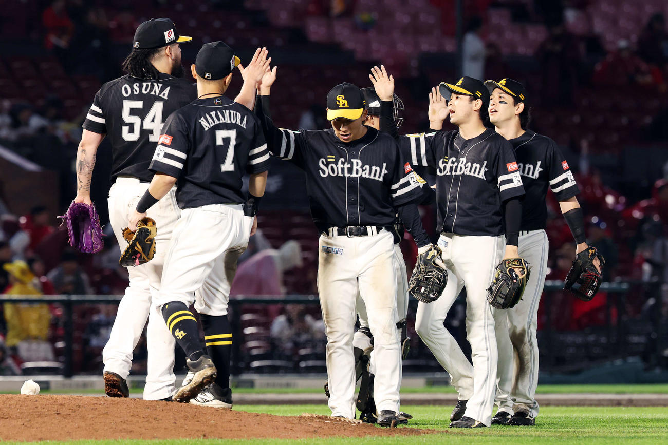楽天対ソフトバンク　勝利のタッチを交わすソフトバンクの選手たち（撮影・宮地輝）