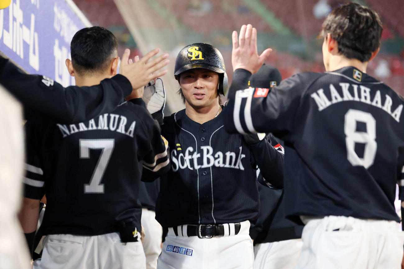 楽天対ソフトバンク　8回表ソフトバンク2死満塁、川瀬が押しだし四球を選び生還しチームメートとタッチを交わす佐藤直（撮影・宮地輝）