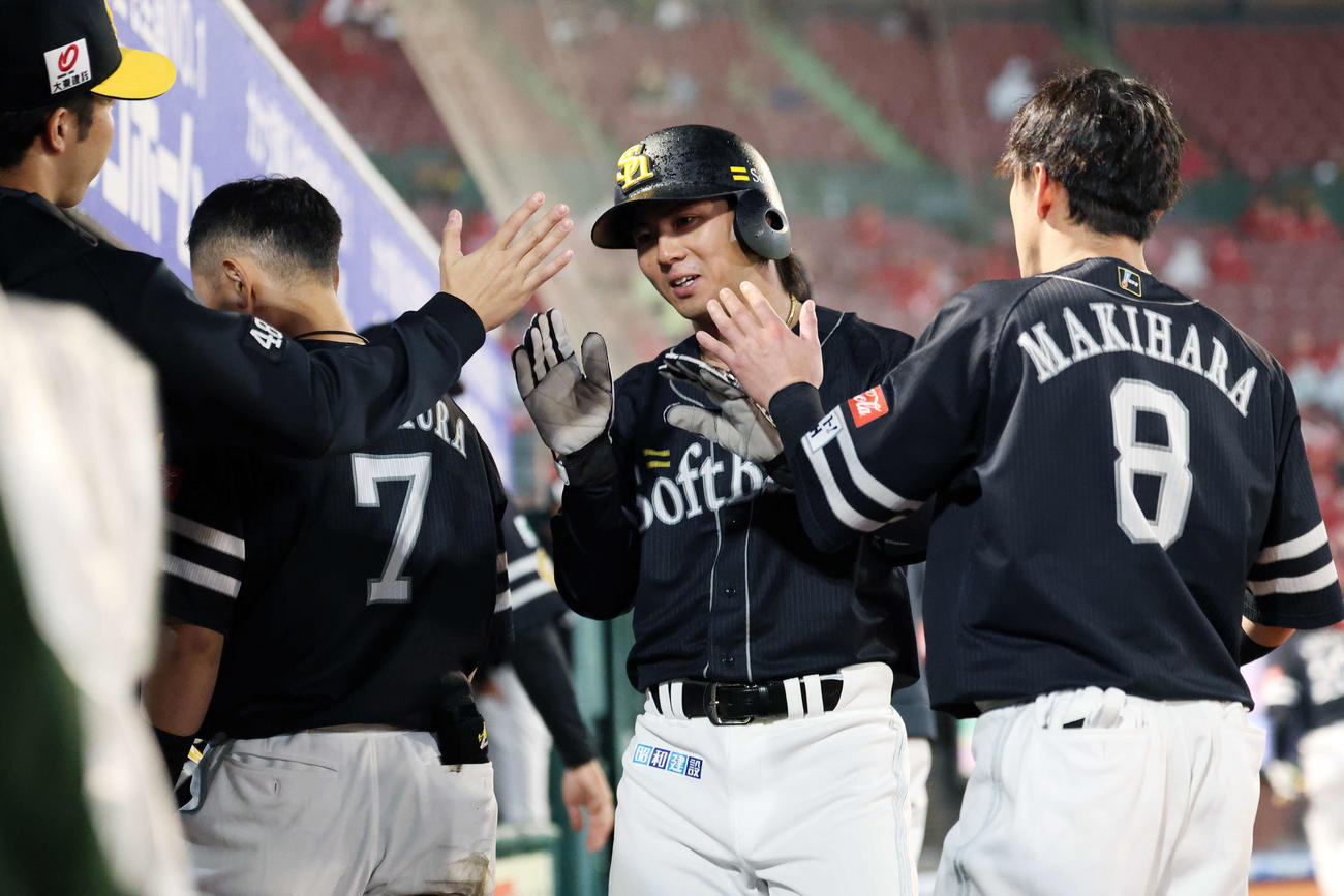 楽天対ソフトバンク　8回表ソフトバンク2死満塁、川瀬が押しだし四球を選び生還しチームメートとタッチを交わす佐藤直（撮影・宮地輝）