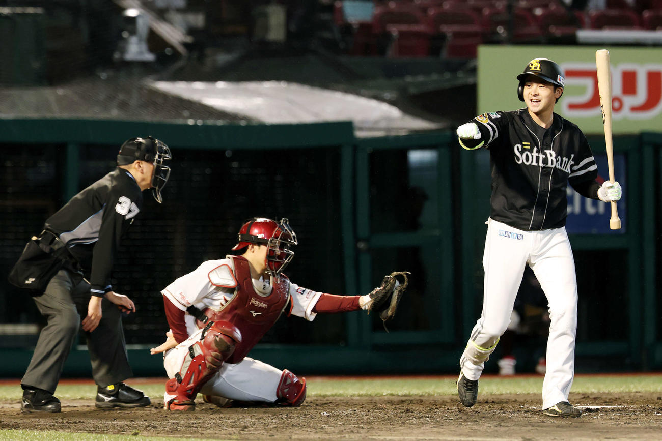 楽天対ソフトバンク　8回表ソフトバンク2死満塁、押しだし四球を選びガッツポーズする川瀬（撮影・宮地輝）