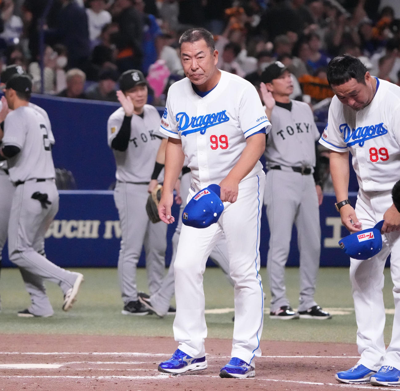 巨人に敗れスタンドに一礼する井上監督（撮影・森本幸一）