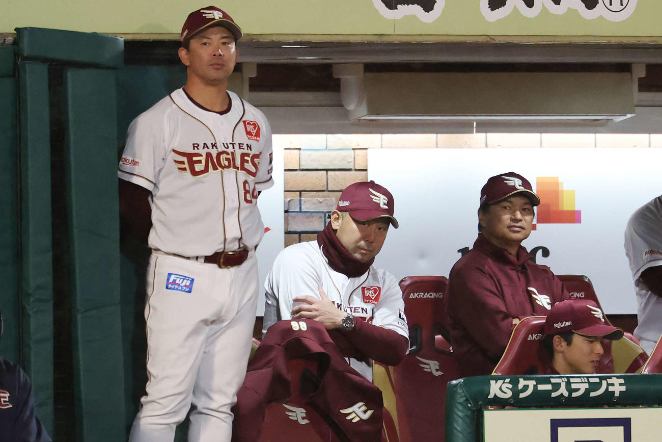 楽天対ソフトバンク　戦況を見つめる楽天三木監督（左から2人目）（撮影・宮地輝）