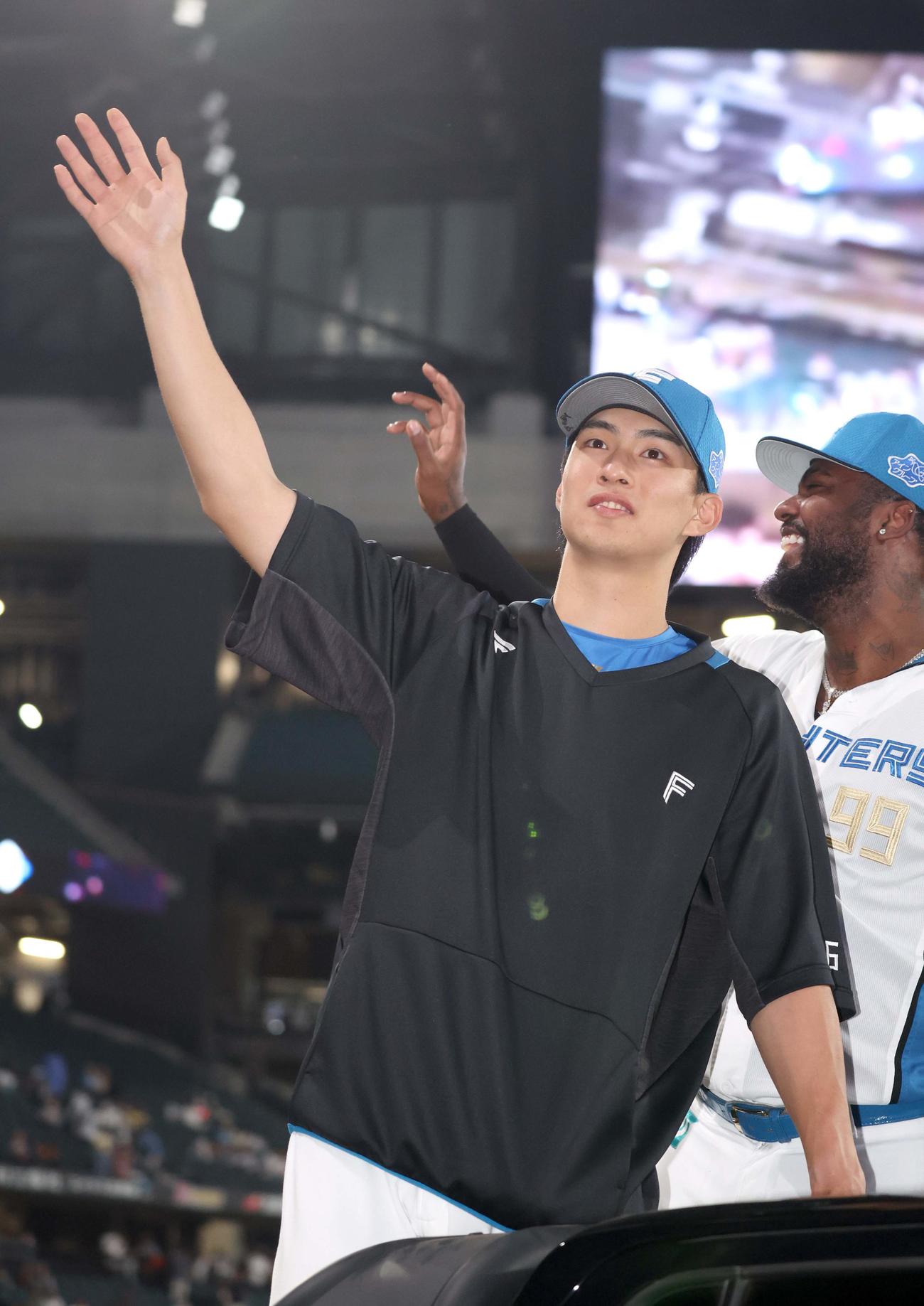 日本ハム対ロッテ　試合後、スタンドに手を振る達（左）とレイエス（撮影・黒川智章）