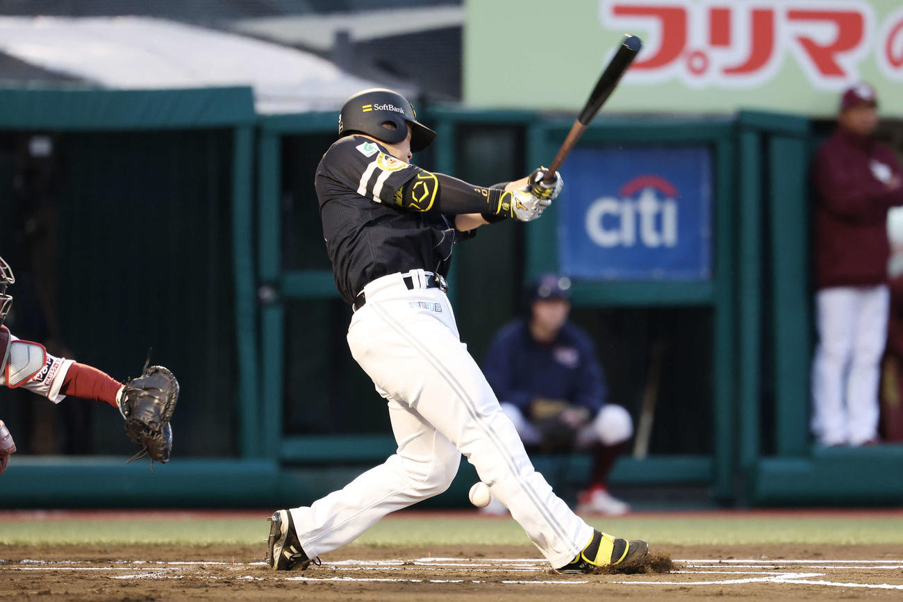 楽天対ソフトバンク　1回表ソフトバンク1死一塁、自打球を受ける近藤（撮影・宮地輝）