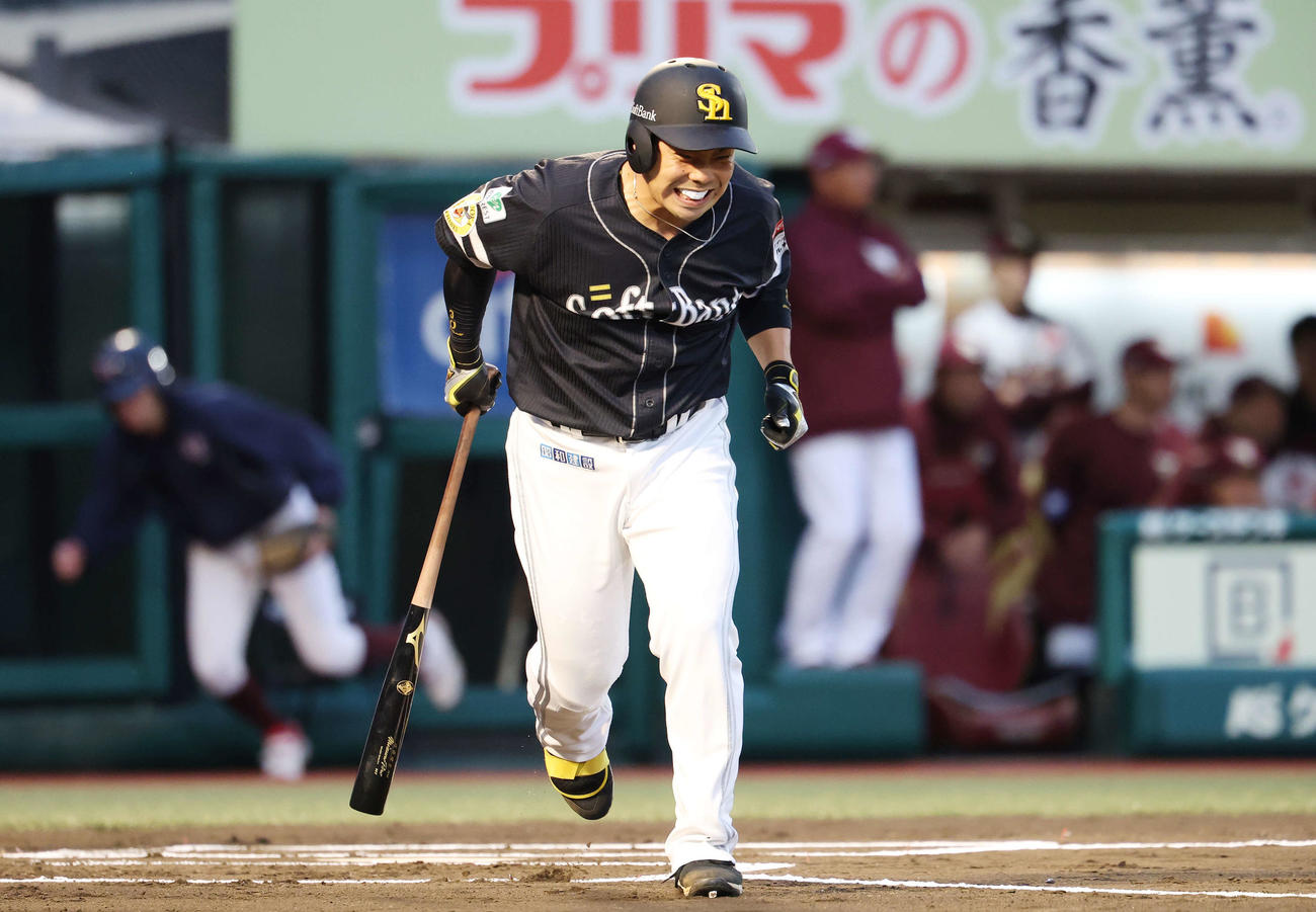 楽天対ソフトバンク　1回表ソフトバンク1死一塁、自打球を受けた近藤（撮影・宮地輝）