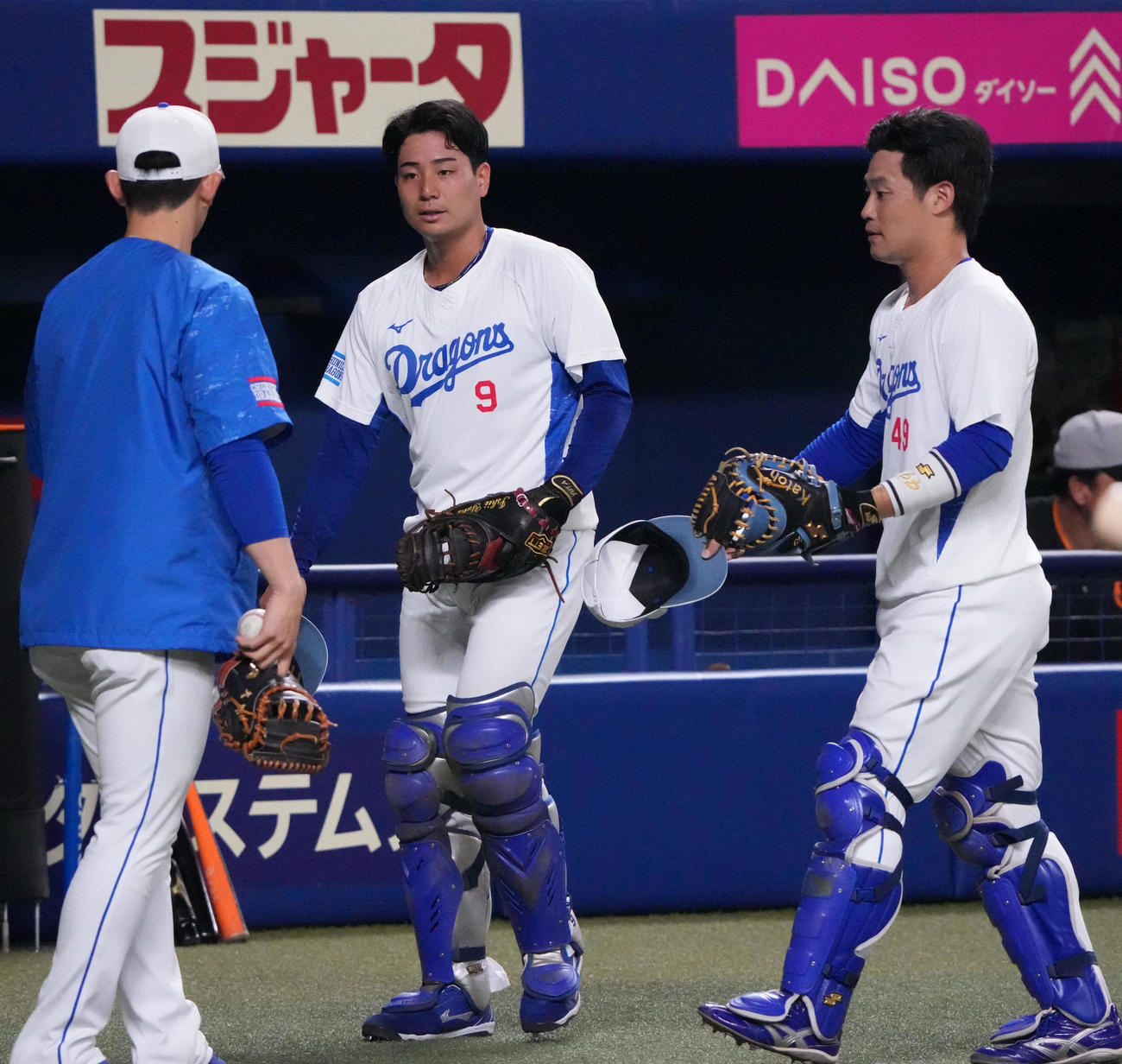 試合前、大野バッテリーコーチ（左）と言葉を交わす石伊（中央）。右は加藤匠（撮影・森本幸一）