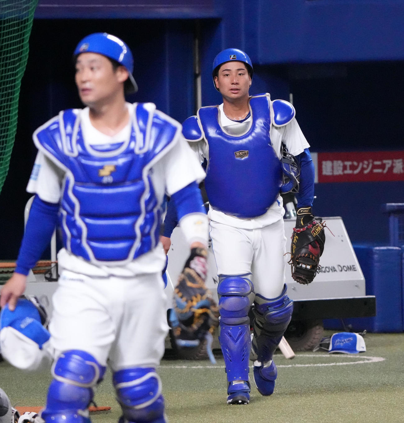 試合前、一軍に合流し練習する石伊（右）。左は加藤匠（撮影・森本幸一）
