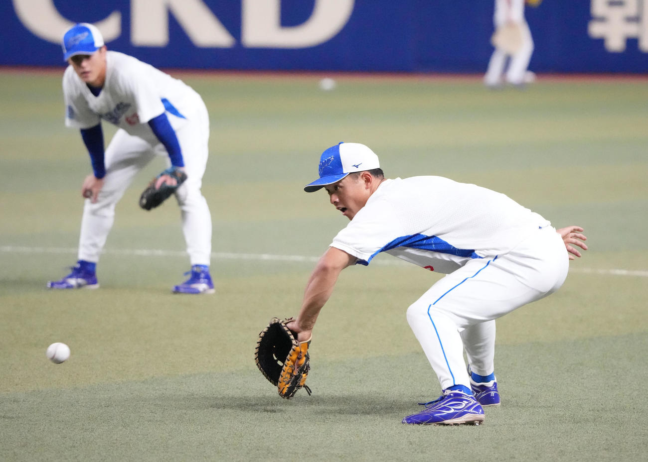 試合前、一軍に合流し一塁守備練習する石橋（撮影・森本幸一）
