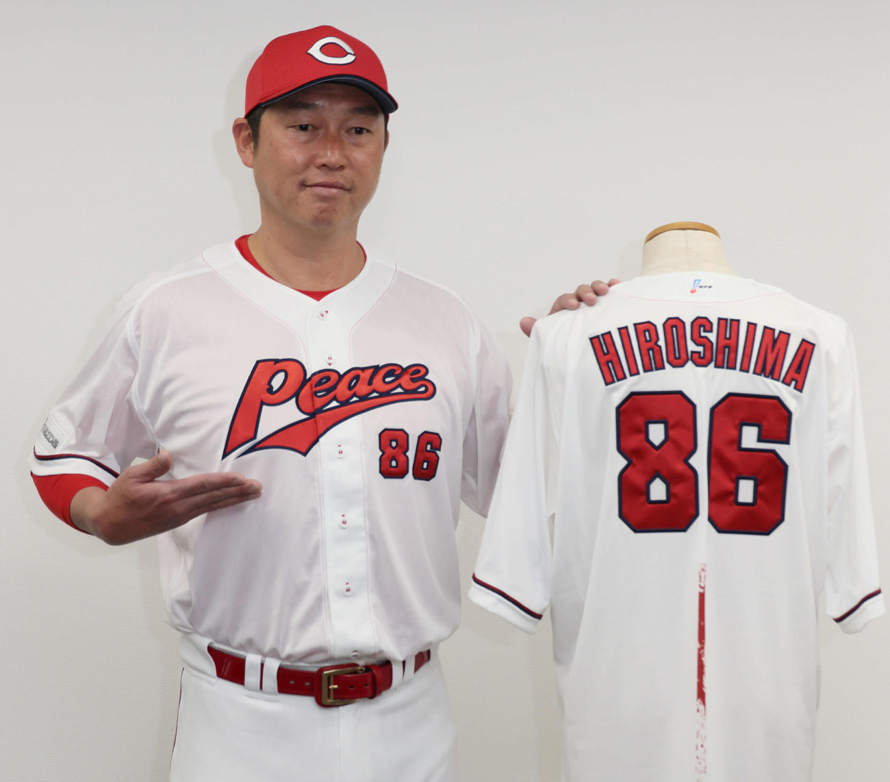 広島対阪神　ピースナイターで着用するユニホームを披露する広島新井監督（撮影・加藤孝規）