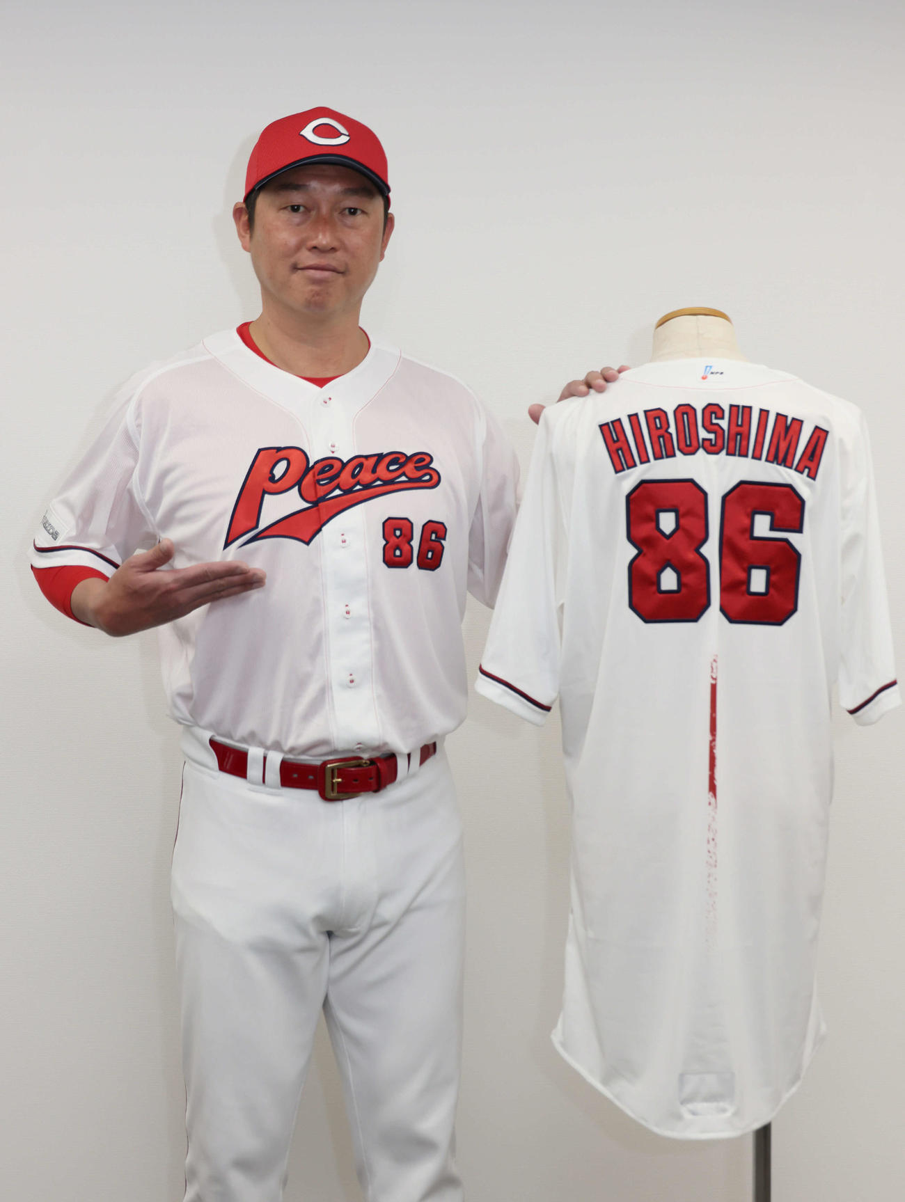 広島対阪神　ピースナイターで着用するユニホームを披露する広島新井監督（撮影・加藤孝規）