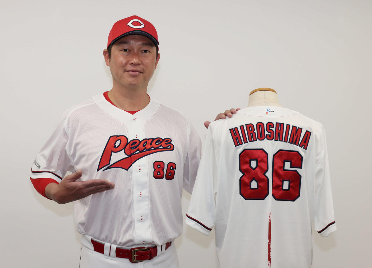 広島対阪神　ピースナイターで着用するユニホームを披露する広島新井監督（撮影・加藤孝規）