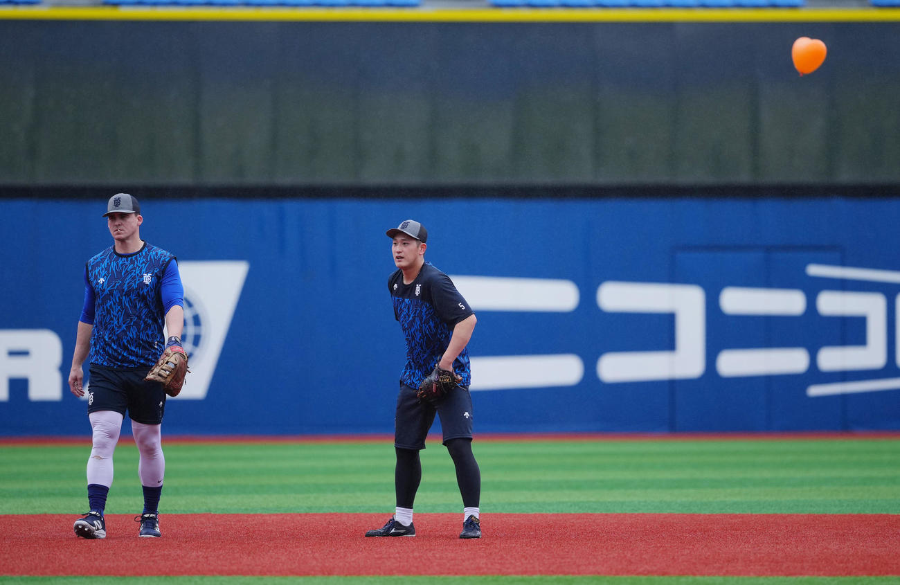 DeNA対ヤクルト　試合前練習を行うDeNAオースティン（左）と松尾のもとにハート型の風船が舞い降りる（撮影・垰建太）