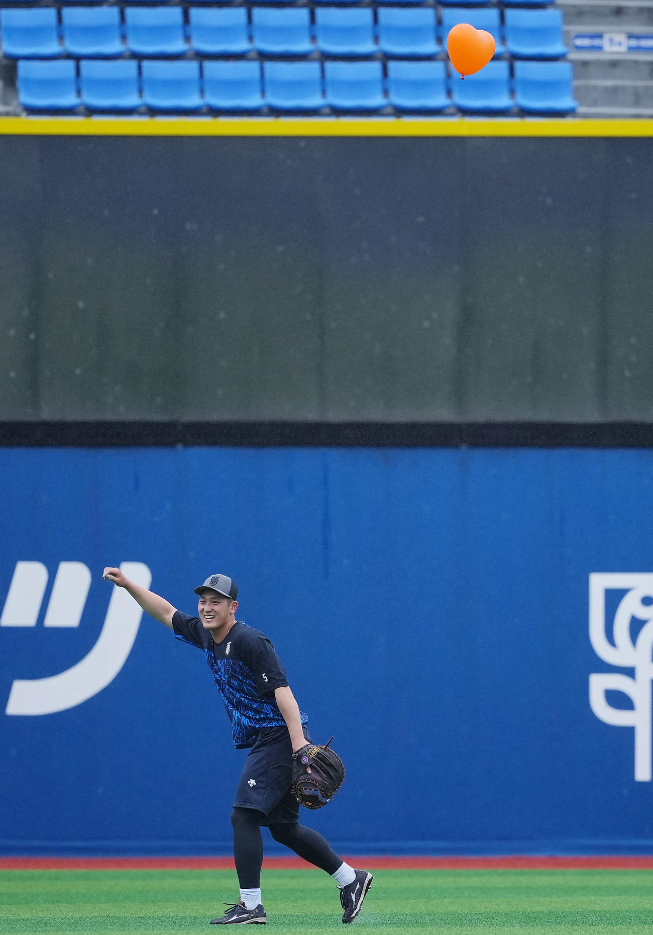 DeNA対ヤクルト　試合前練習を行うDeNA松尾はグランドに流れてきたハート型の風船をつかもうとするも取り損ねる（撮影・垰建太）