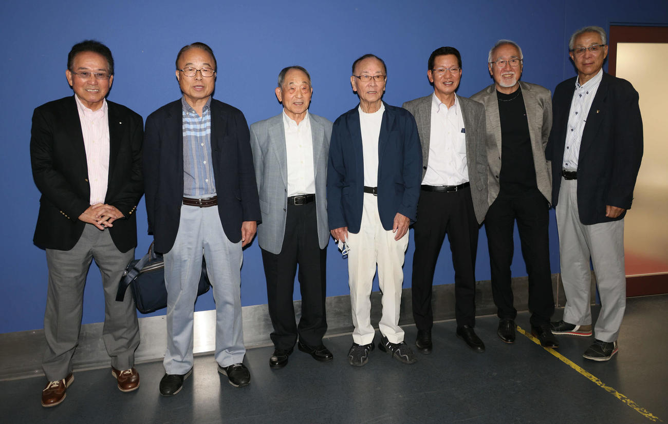 広島対阪神　球場を訪問した広島OB。左から内田順三氏、渡辺弘基氏、山田治之氏、竜憲一氏、大野豊氏、木下富雄氏、山根和夫氏（撮影・加藤孝規）