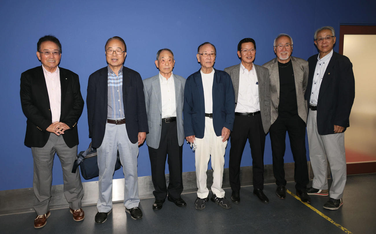 広島対阪神　球場を訪問した広島OB。左から内田順三氏、渡辺弘基氏、山田治之氏、竜憲一氏、大野豊氏、木下富雄氏、山根和夫氏（撮影・加藤孝規）