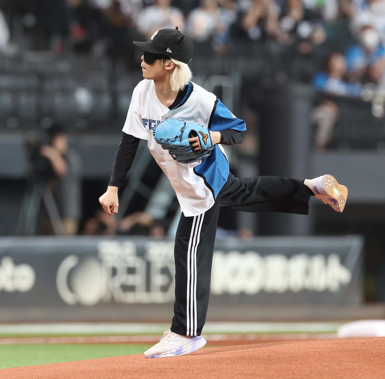 日本ハム対ロッテ　ファーストピッチセレモニーで投球するピラフ星人（撮影・黒川智章）