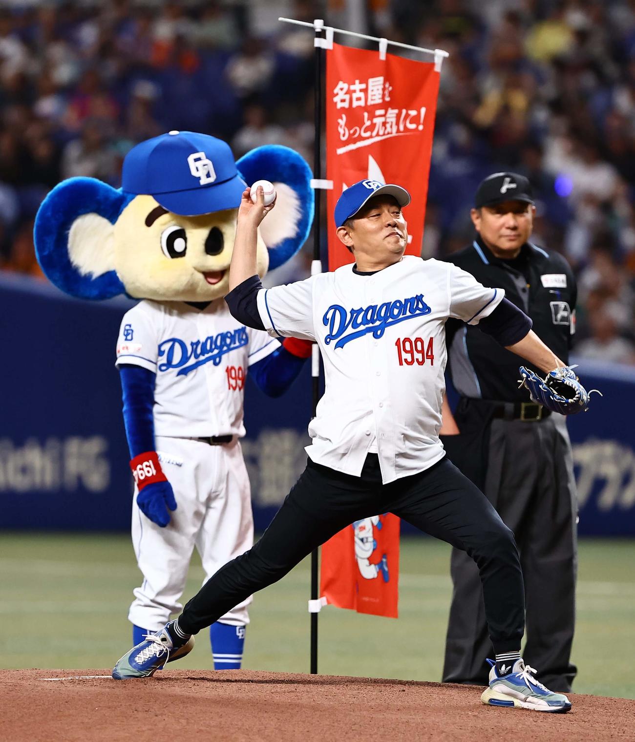 中日対巨人　始球式を務める井戸田潤（撮影・上田博志）