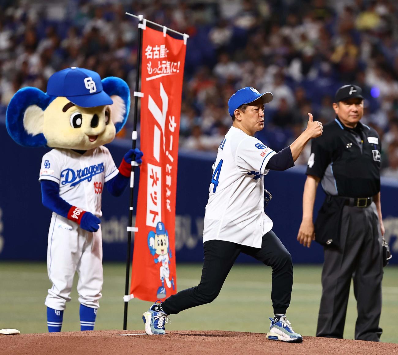 中日対巨人　始球式を務める井戸田潤（撮影・上田博志）