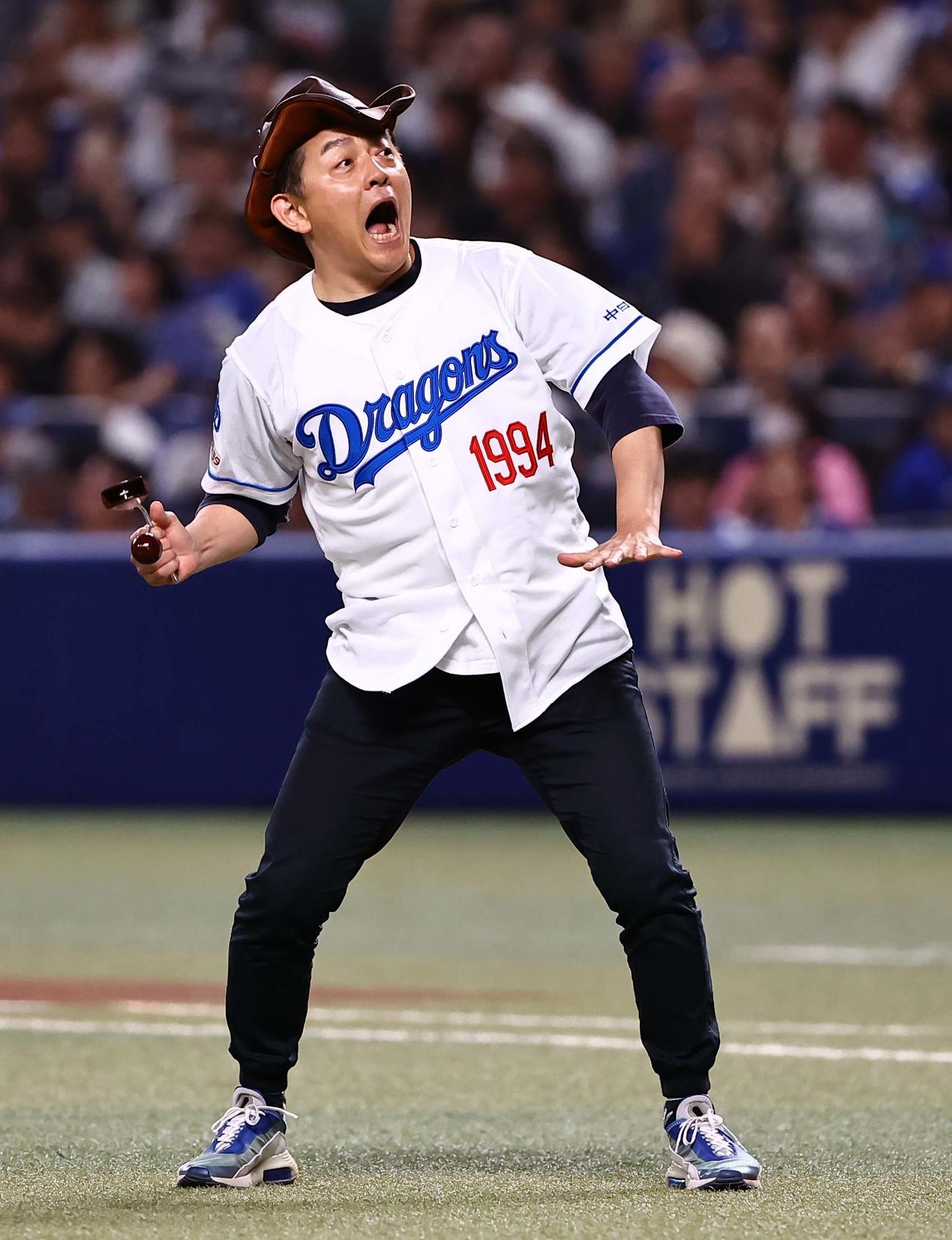 中日対巨人　始球式を務める井戸田潤（撮影・上田博志）