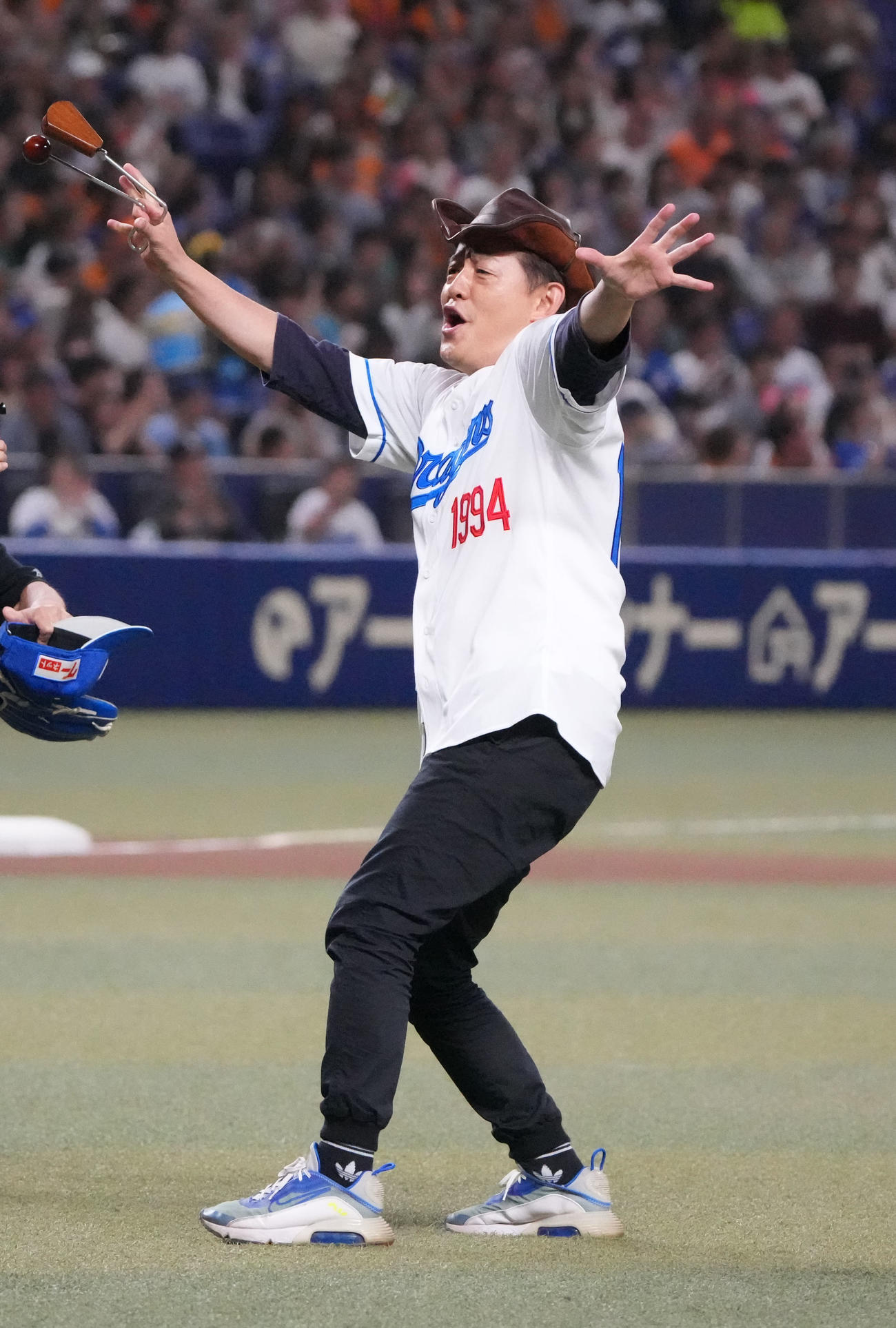 中日対巨人　試合前、始球式を行う井戸田潤（撮影・森本幸一）