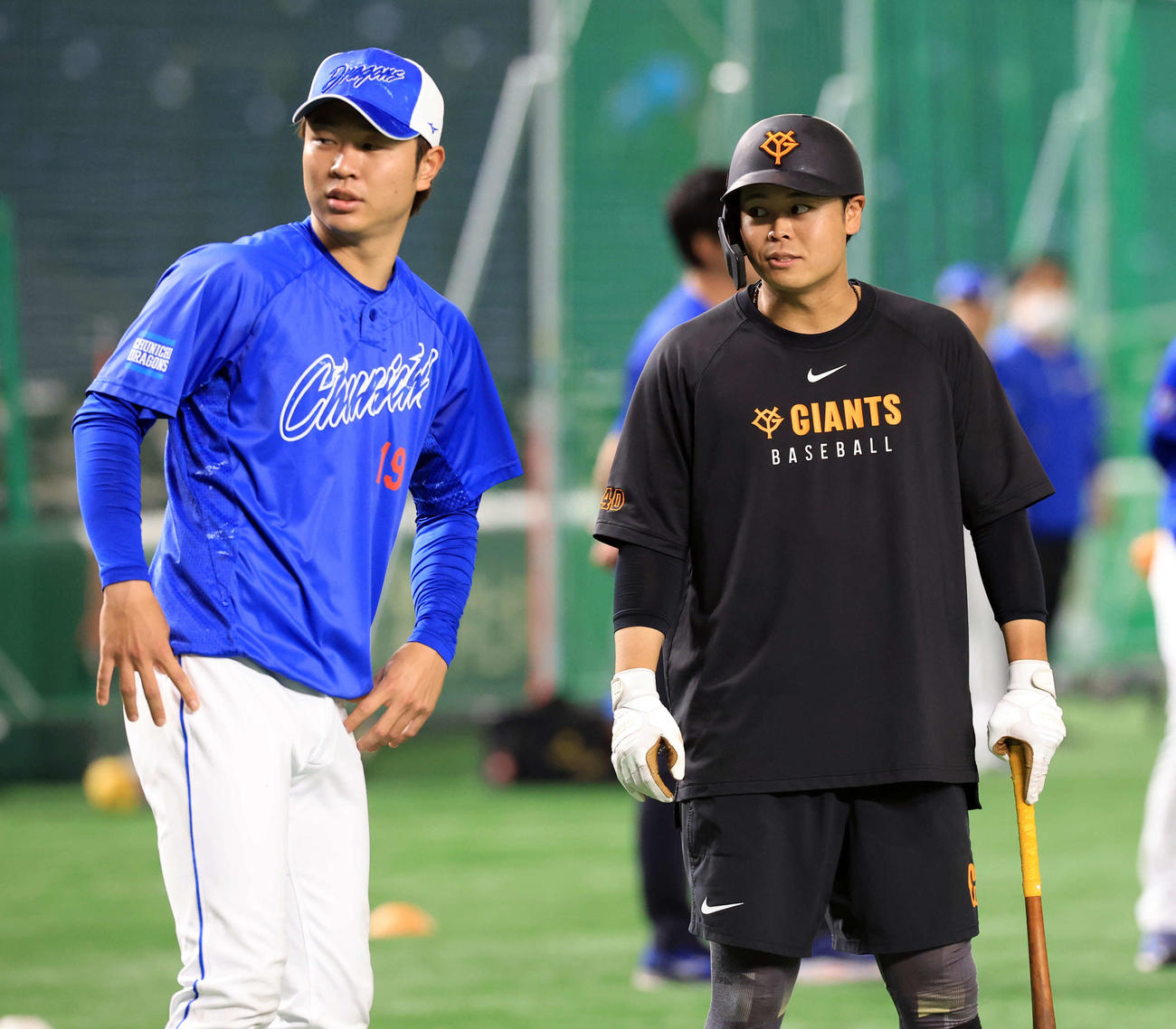 巨人中山礼都と中日高橋宏斗（左）（2025年5月16日撮影）