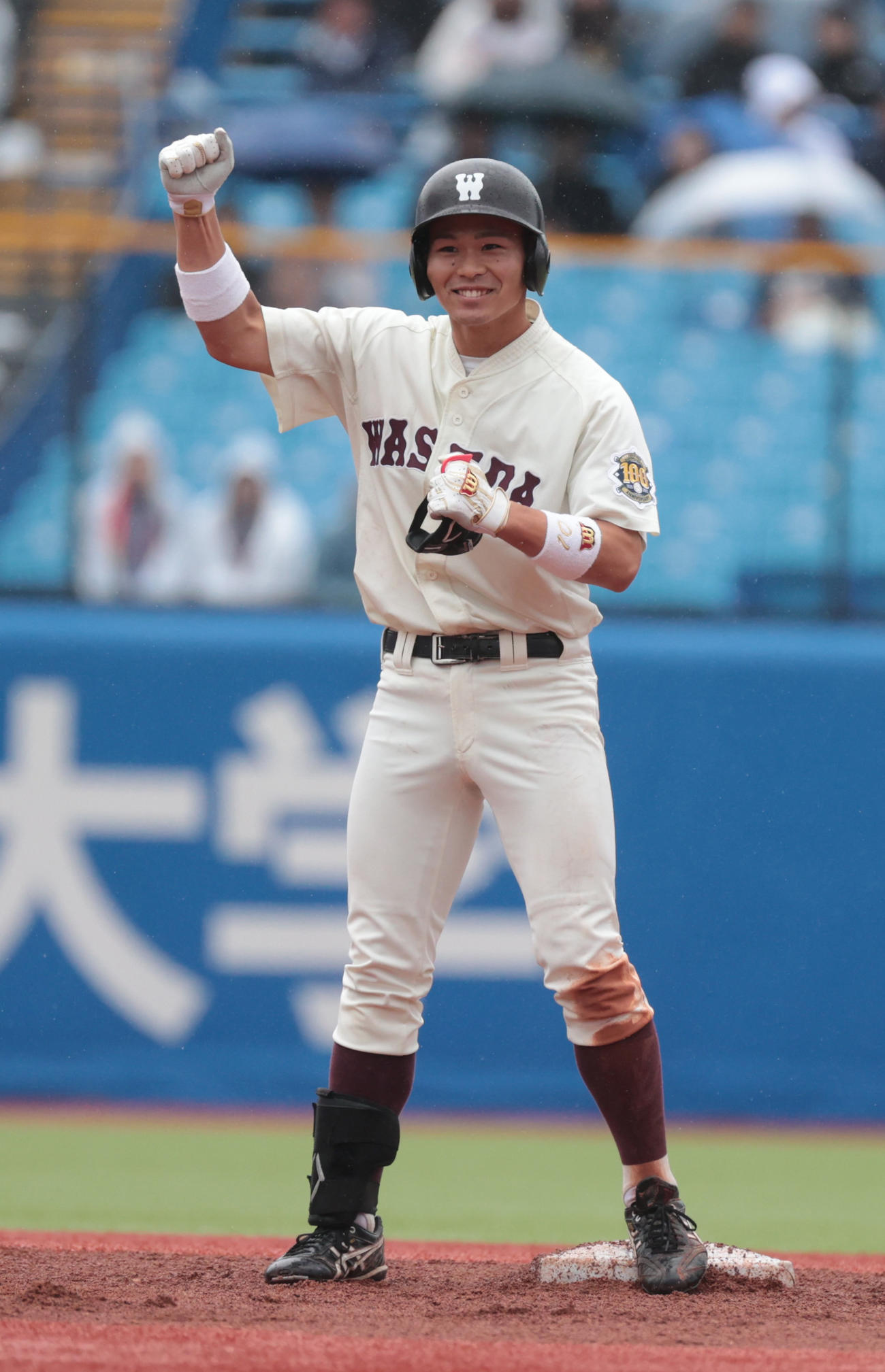 早大対慶大　3回表早大1死一塁、小沢は右二塁打を放ちガッツポーズする（撮影・柴田隆二）