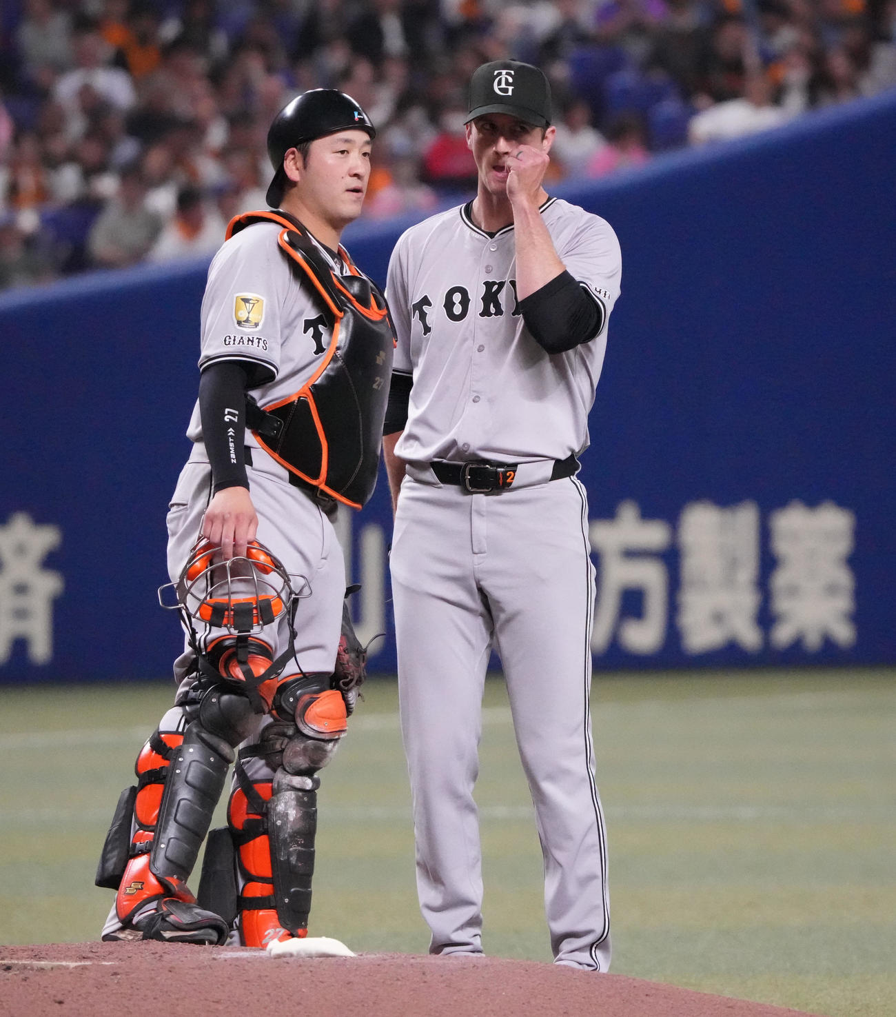 岸田行倫と言葉を交わすグリフィン