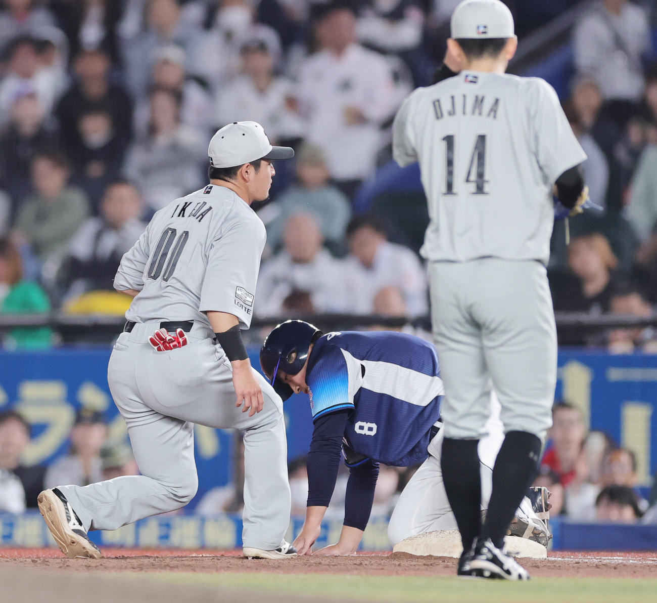 23日ロッテ戦の8回、帰塁の際に左足首を痛めうずくまる渡部聖弥