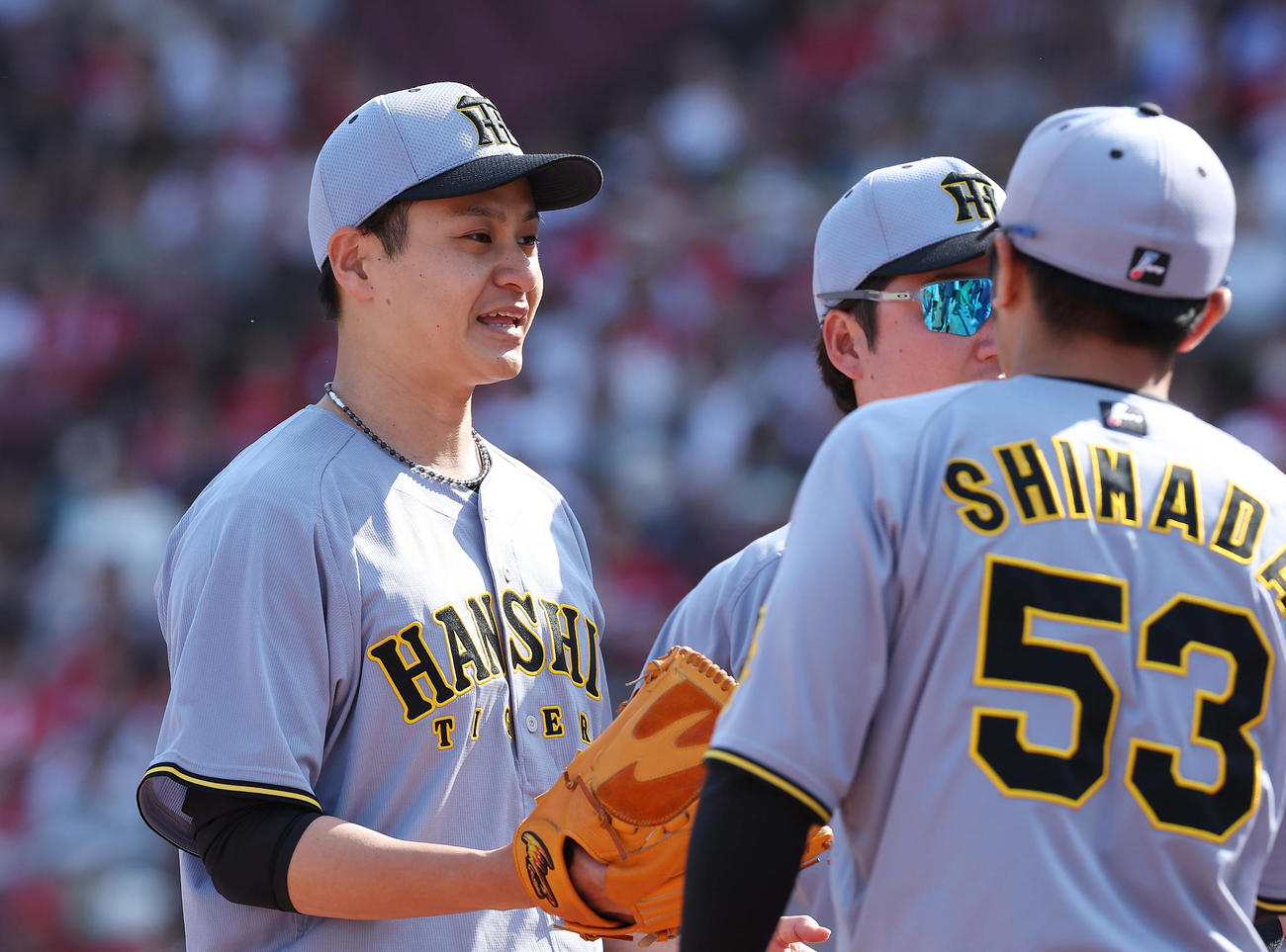 8回途中無失点で降板しナインに迎えられる大竹（左）（撮影・前田充）