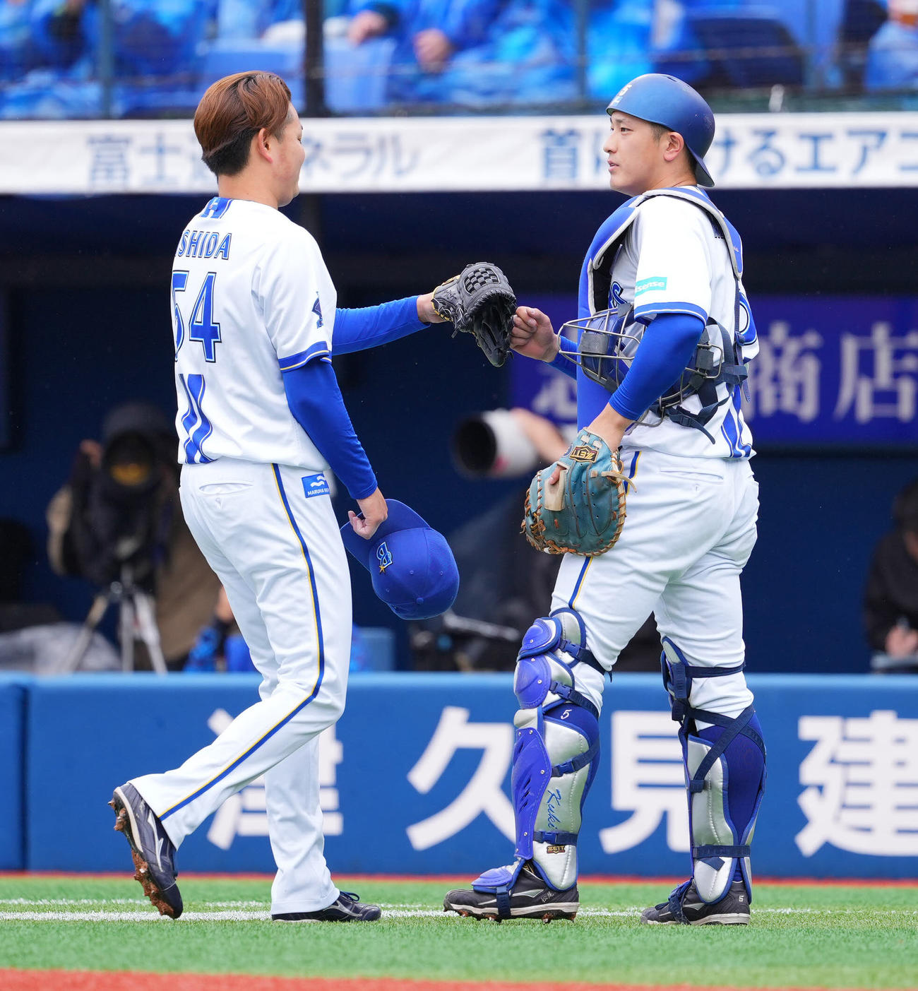 DeNA対ヤクルト　1回表ヤクルトの攻撃を無失点に抑えたDeNA先発の石田裕（左）とグータッチを交わす松尾（撮影・垰建太）