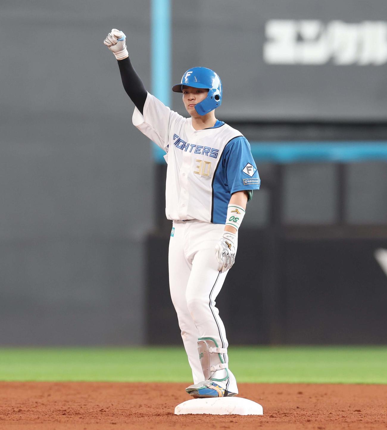 日本ハム対ロッテ　2回裏日本ハム2死一塁、右越え適時二塁打を放ちガッツポーズの郡司（撮影・黒川智章）