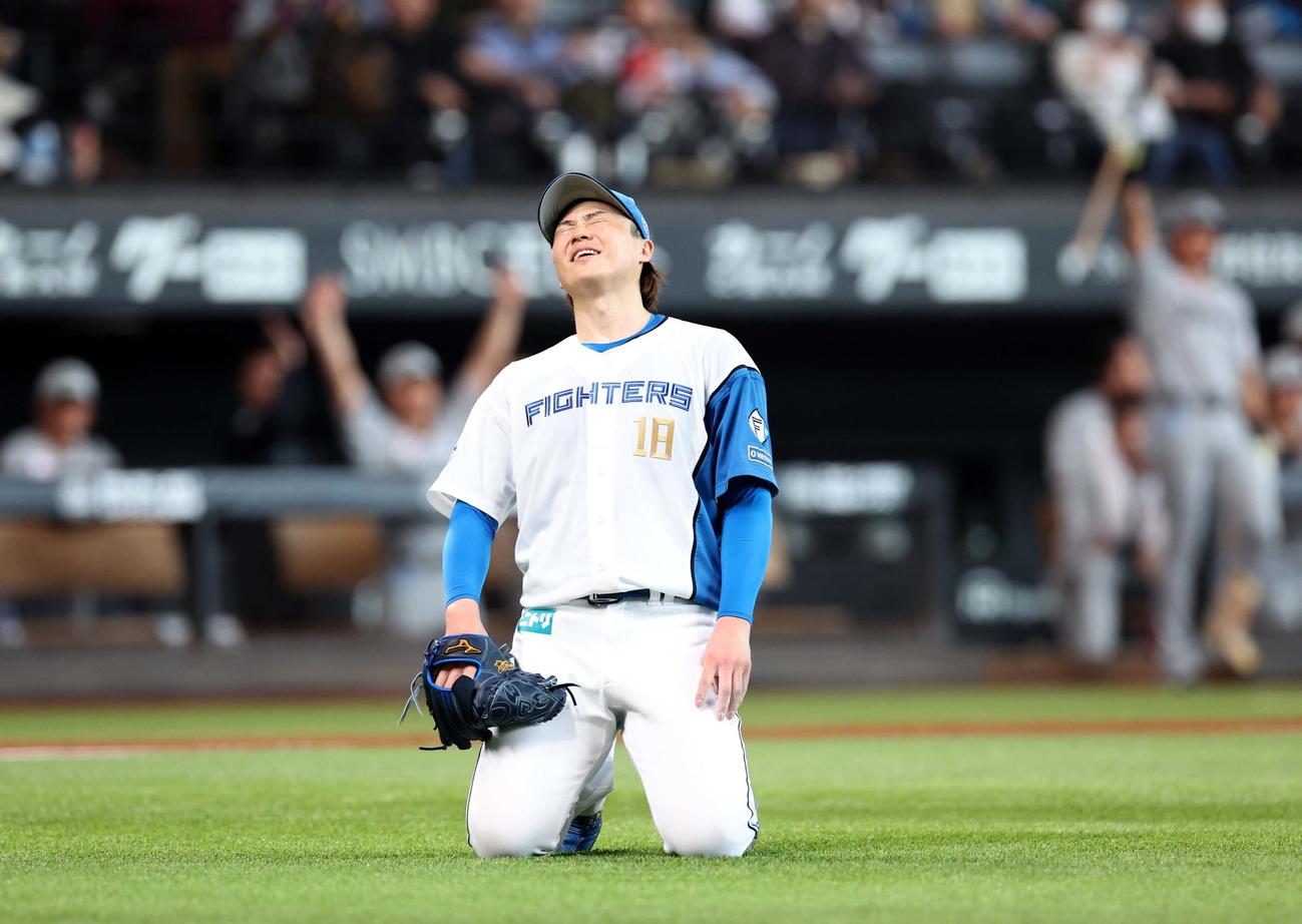 日本ハム対ロッテ　5回表ロッテ2死一、三塁、岡の遊前適時内野安打で思わず膝をつく山崎（撮影・黒川智章）