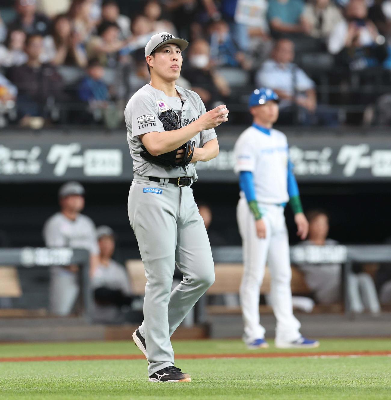 日本ハム対ロッテ　2回裏日本ハム2死一塁、郡司に右越え適時二塁打を浴びる西野（撮影・黒川智章）