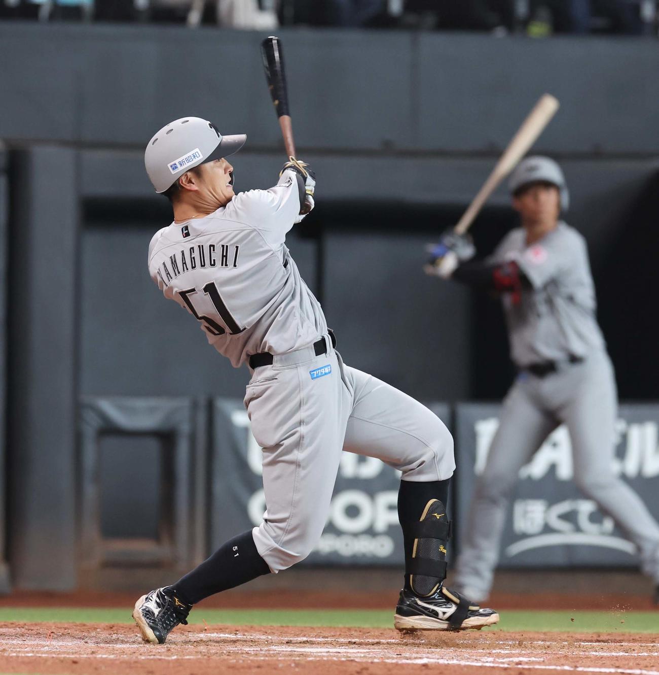 日本ハム対ロッテ　5回表ロッテ1死二、三塁、左越え2点適時二塁打を放つ山口（撮影・黒川智章）