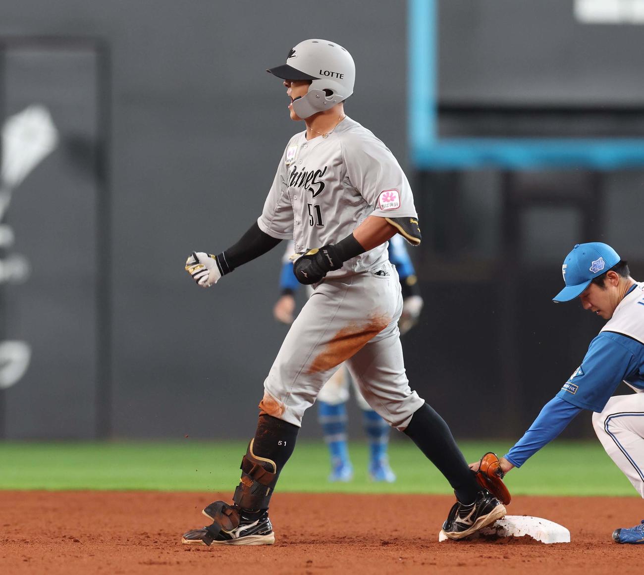 日本ハム対ロッテ　5回表ロッテ1死二、三塁、左越え2点適時二塁打を放つ山口（撮影・黒川智章）