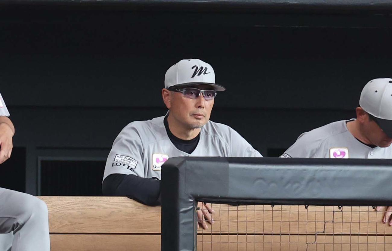 日本ハム対ロッテ　試合を見つめる吉井監督（撮影・黒川智章）