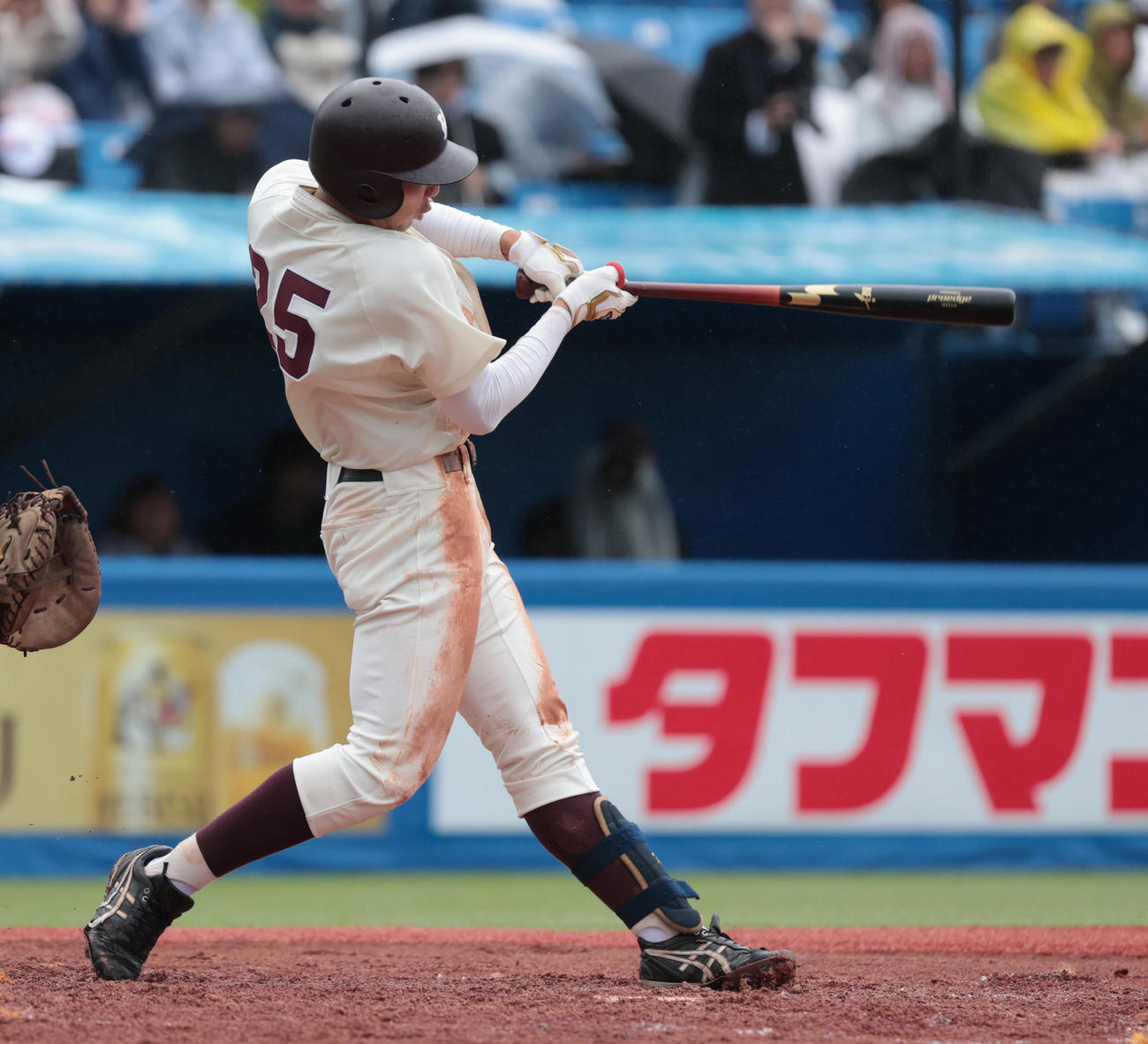 早大対慶大　3回表早大1死二、三塁、寺尾は左翼線に適時二塁打を放つ（撮影・柴田隆二）
