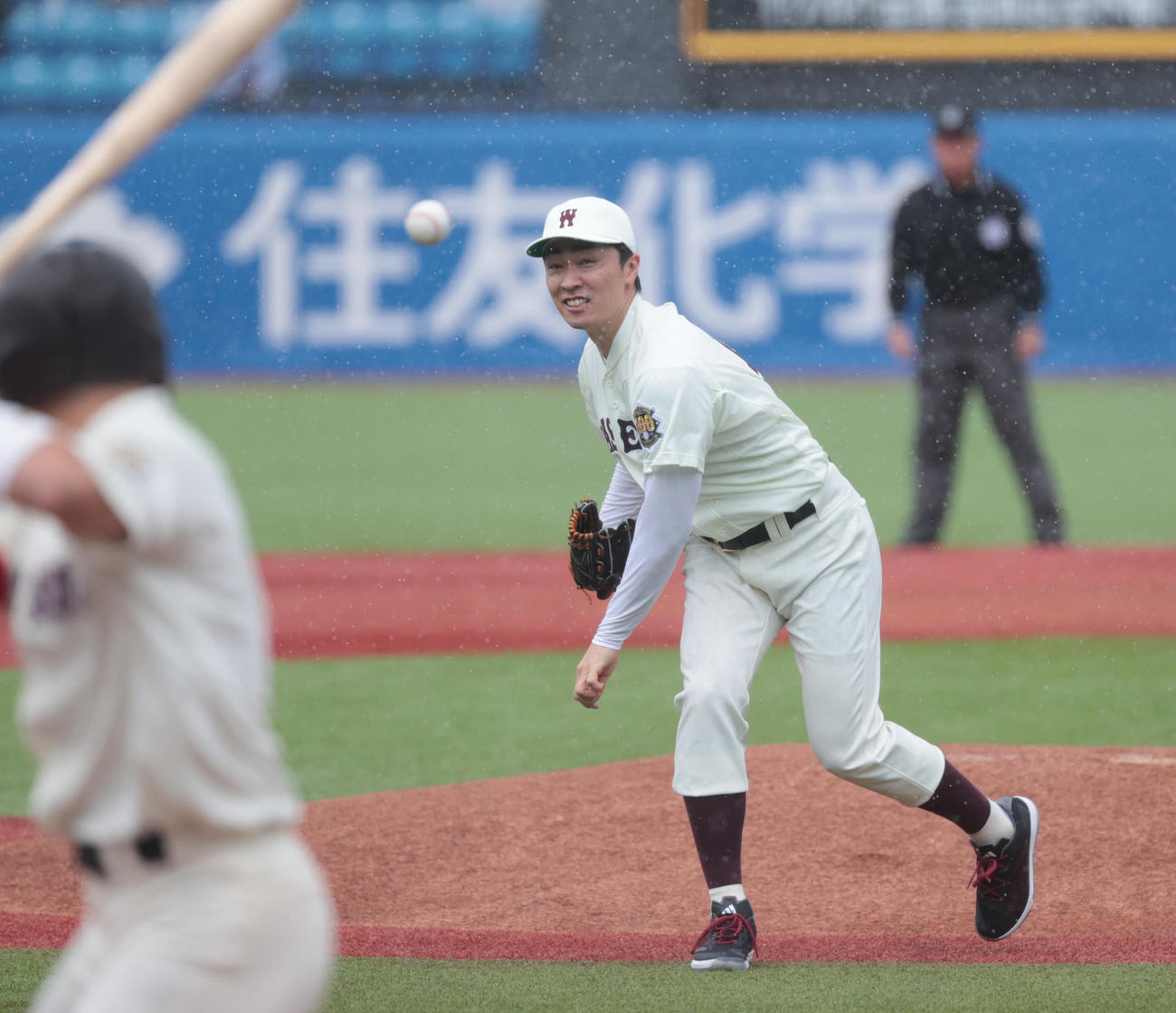 早大対慶大戦で始球式を務めた早大OBの和田毅氏（撮影・柴田隆二）