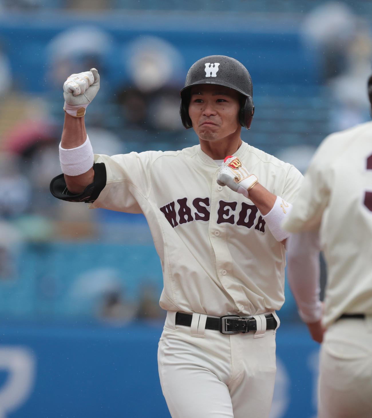 早大対慶大　1回表早大無死二、三塁、小沢は左前に適時打を放ちガッツポーズする（撮影・柴田隆二）