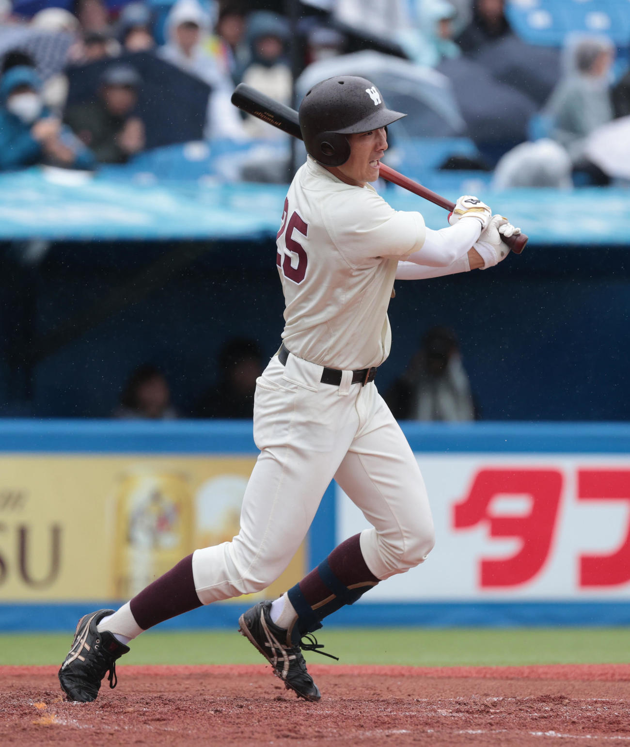 早大対慶大　1回表早大無死二、三塁、寺尾は右前に適時打を放つ（撮影・柴田隆二）
