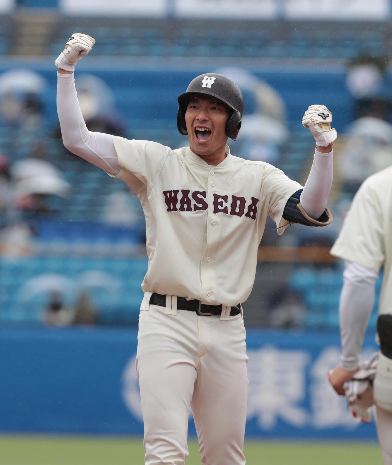 早大対慶大　1回表早大無死二、三塁、寺尾は右前に適時打を放ちガッツポーズする（撮影・柴田隆二）