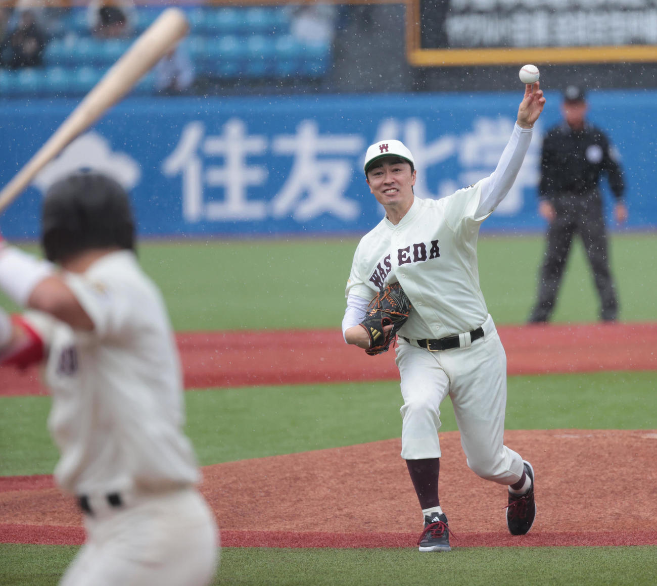 早大対慶大戦で始球式を務めた早大OBの和田毅氏（撮影・柴田隆二）