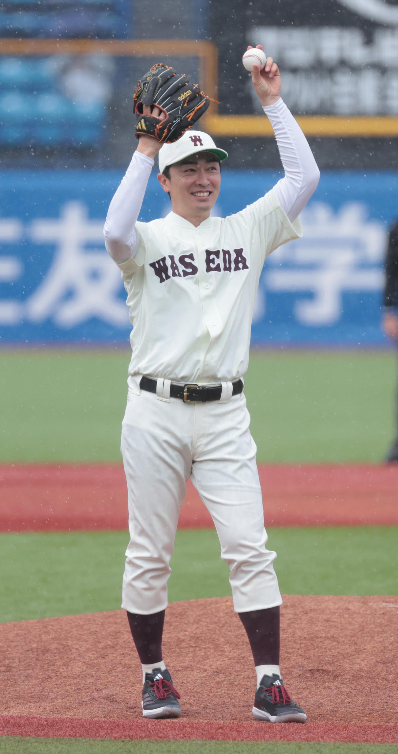 早大対慶大戦で始球式を務めた早大OBの和田毅氏（撮影・柴田隆二）