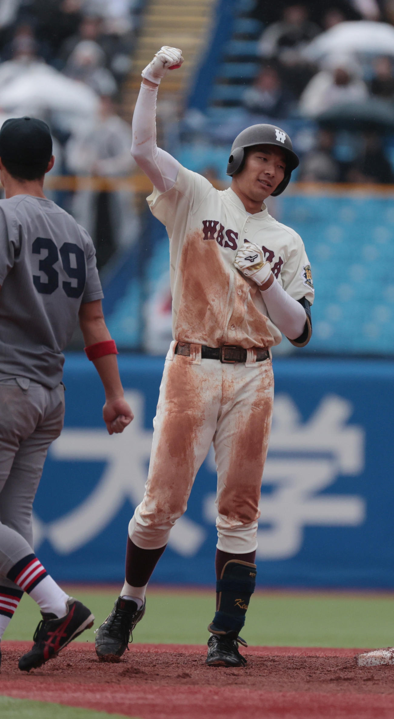 早大対慶大　3回表早大1死二、三塁、寺尾は左翼線に適時二塁打を放ちガッツポーズする（撮影・柴田隆二）